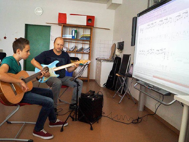 High Tech im Klassenzimmer der Hebelsc...efan Siekierski nutzen das Smartboard.  | Foto: Silke Hartenstein