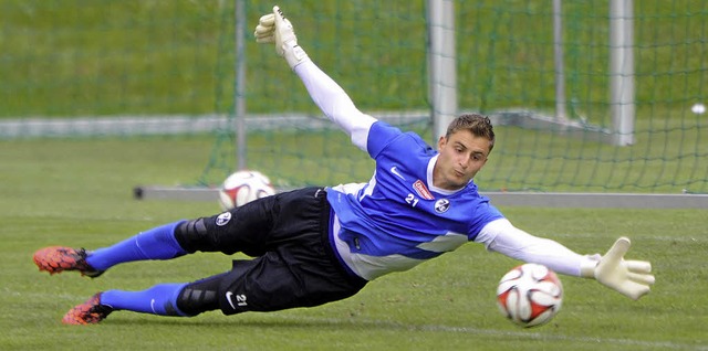 Fliegt und streckt sich: Der von Werder Bremen gekommene Sebastian Mielitz  | Foto: Schn