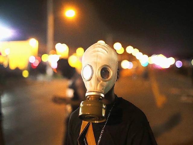 Ein Demonstrant trgt eine Gasmaske, um sich gegen Trnengas zu schtzen.  | Foto: AFP