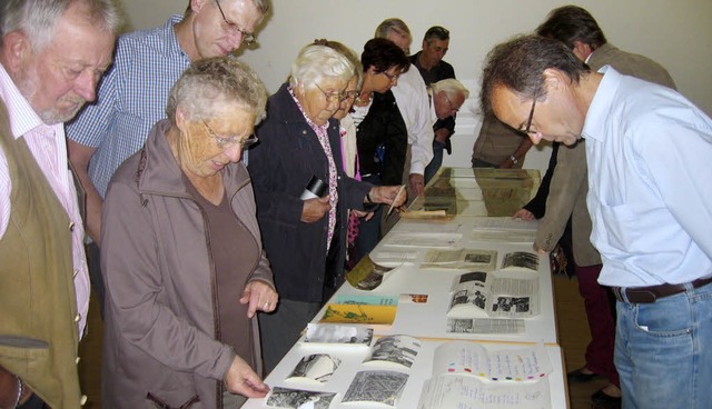 An  den  historischen  Dokumenten aus ...aren  viele  Eschbacher interessiert.   | Foto: Grziwa