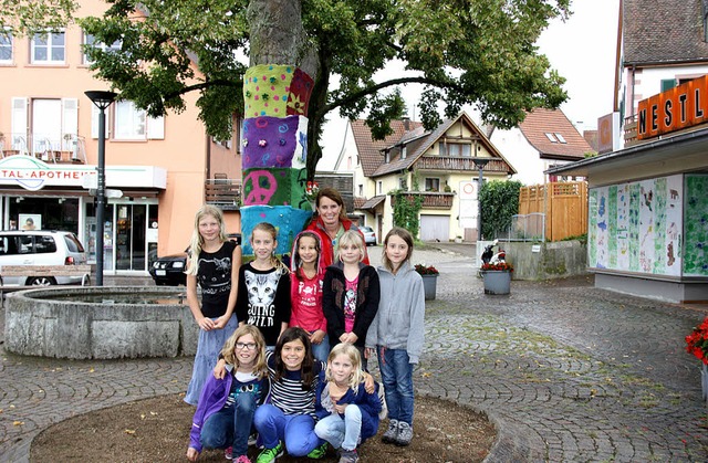 Bunt eingekleidet haben die jungen Tei...me auf dem Binzener Rathaus-Vorplatz.   | Foto: privat