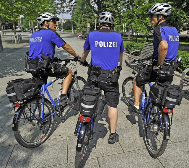 Die Fahrradpolizisten in Dresden sind oft in Parks unterwegs.  | Foto: dpa