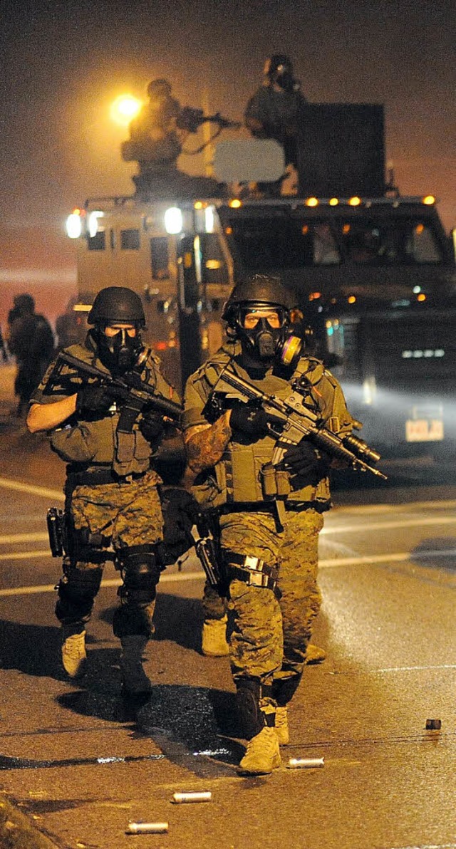 Wie im Krieg: Die Nationalgarde greift  in Ferguson ein.    | Foto: AFP