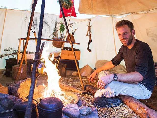 Marc Freukes hat es sich bei einem kle...einem Tipi im Odenwald bequem gemacht.  | Foto: dpa