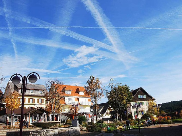 Weie Streifen am Himmel zeugen vom Flugverkehr ber Schluchsees Dchern.   | Foto: Klaus Hagius