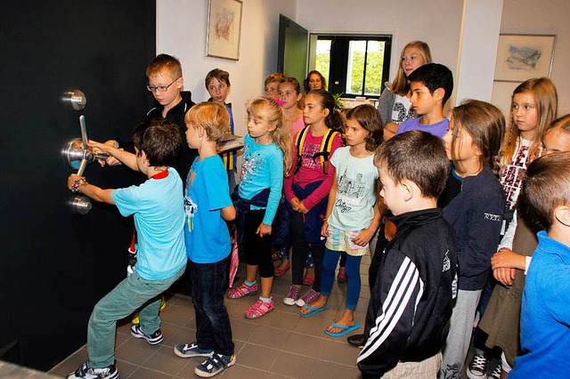 Kinder ffnen den  Tresor: Wie viel Geld mag sich da wohl verbergen?  | Foto: Heidi Foessel