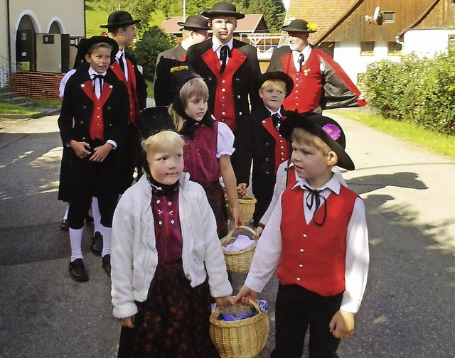 Die Kinder der Trachtengruppe waren auch dabei.  | Foto: Cornelia Selz