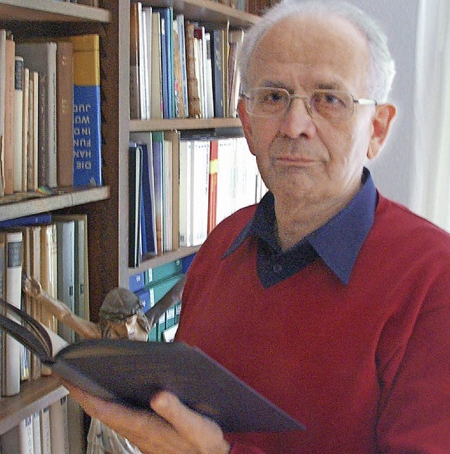 Klaus Zillessen in seiner Bibliothek.   | Foto: KFischer