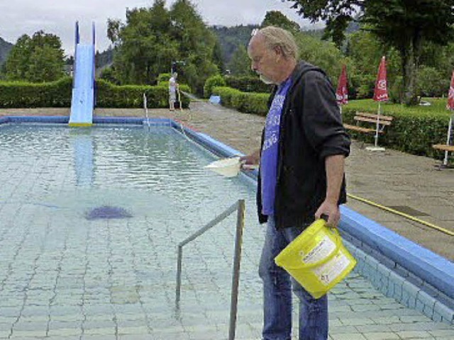 Dieter Bless bei der Beckenaufbereitung  in Schnau  | Foto: H.A. Baur