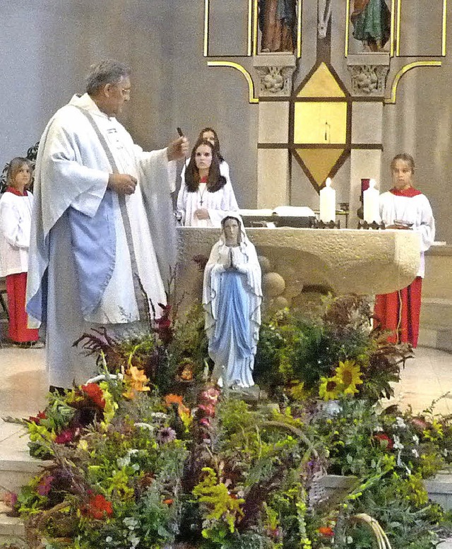 Im Rahmen eines Festgottesdienstes wur...h die neue Muttergottesstatue geweiht.  | Foto: weirich