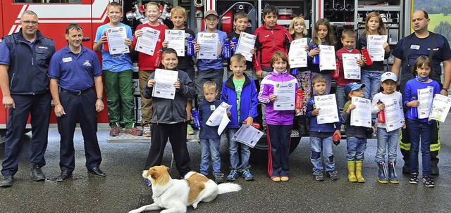 Gruppenfoto mit Hund: Die Kinder des F...r Freiwilligen Feuerwehr Hg-Ehrsberg   | Foto: rmmele