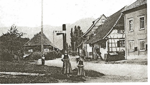 Zwei Programmpunkte befassen sich mit ...olz. Hier die  Alte Dorfstrae  1910.   | Foto: Sammlung Arndt und Johannes Dilger