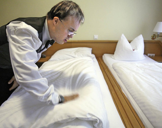 Das Bettenmachen gehrt, wie auf diese...lin&#8220; zu den tglichen Aufgaben.   | Foto: Dpa