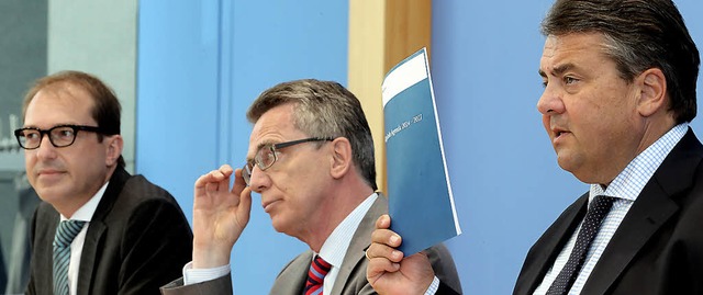 Die Minister Dobrindt, de Maizire und Gabriel (von links)   | Foto: DPA