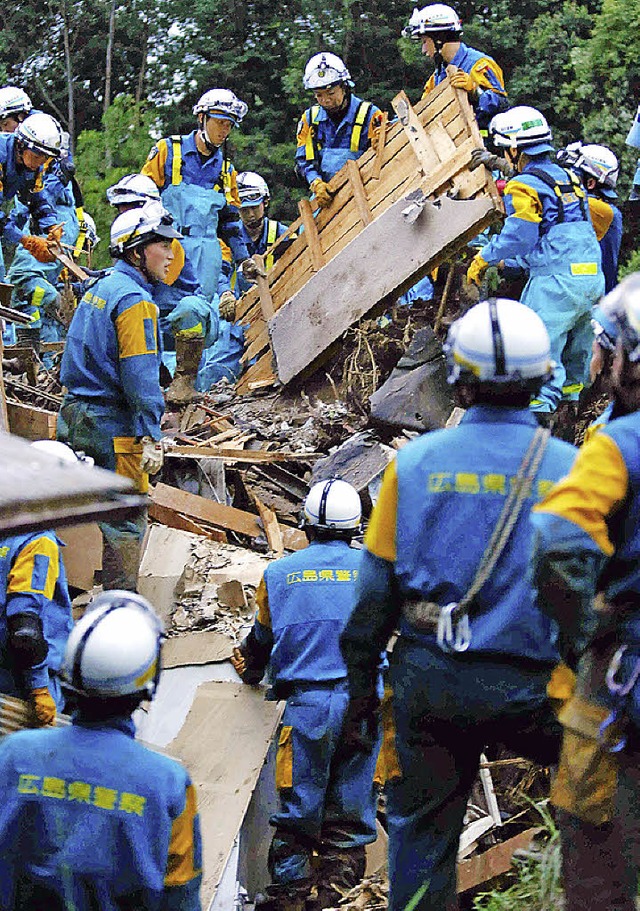 Rettungskrfte suchen in Hiroshima nach berlebenden.   | Foto: afp