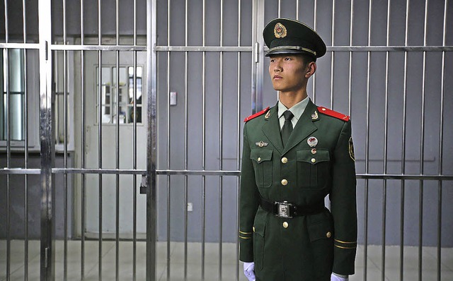 Ein Wachmann in einem Pekinger Gefngnis   | Foto: dpa