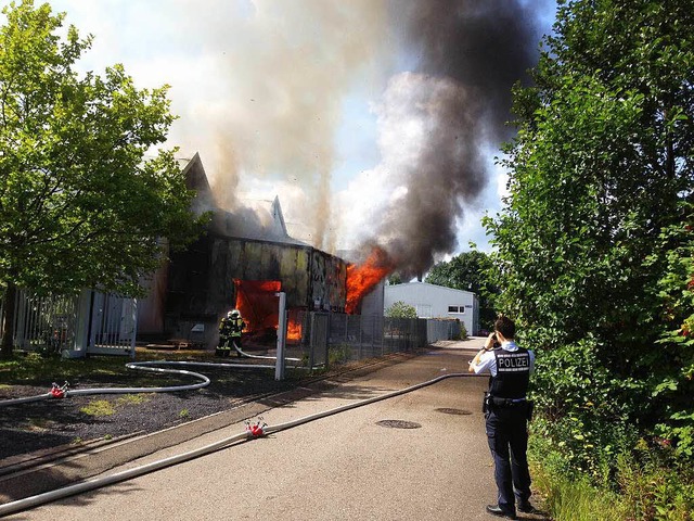 In Achern brennt eine Lagerhalle. 