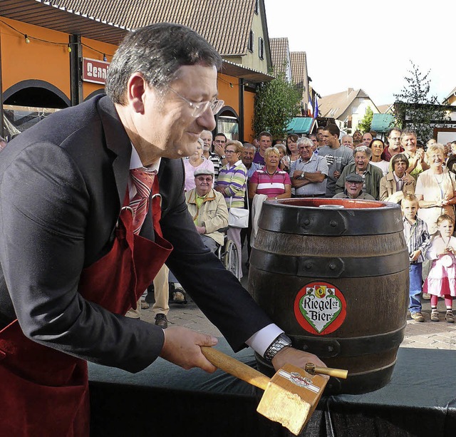 Brgermeister Heinrich Dixa beim Fassanstich  | Foto: Veranstalter