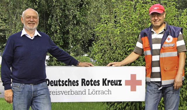 Vorsitzender Klaus-Michael Effert (lin...er beim Ortsverein des Roten Kreuzes.   | Foto: zVg