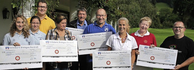 Golfclub-Vizeprsidentin Christa Horn (2. von  rechts) bei der Spendenbergabe   | Foto: Karin Heiss