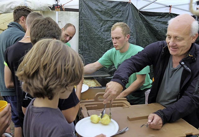 Alexander Schoch an der Gulaschkanone auf dem Zeltlager  | Foto: Privat