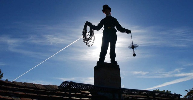 Ein Schornsteinfeger bei der Arbeit   | Foto: dpa