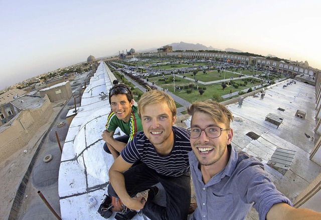 Tristan Stber, Jan Wohlfarth und Alex...ks) vor dem Platz des Imam in Isfahan.  | Foto: pirvat