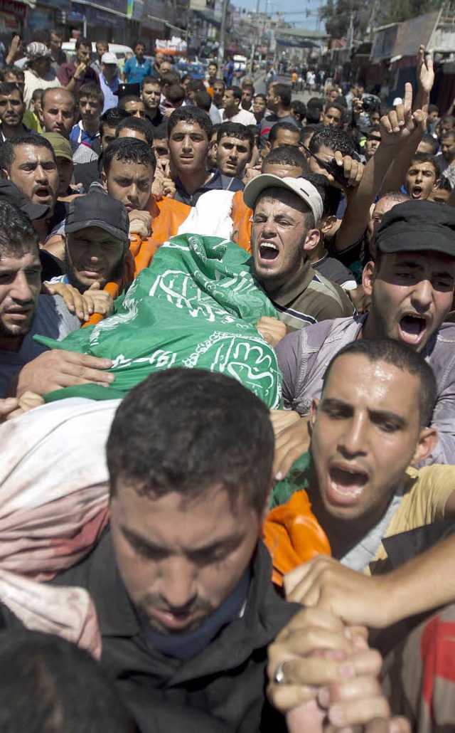 Die Leichen der drei getteten Hamas-K... durch die Straen von Rafah getragen.  | Foto: AFP