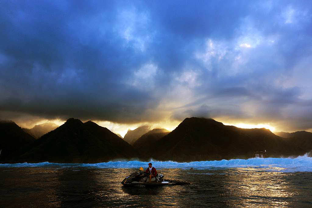 Bei Sonnenaufgang bringt ein Jetski die Surfer zum Spot vor der Insel.