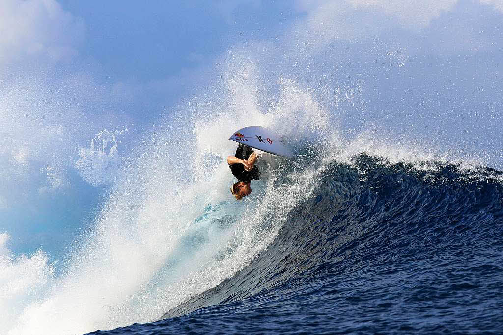 US-Surfer John John Florence fhrt ein radikales Manver in Teahupoo.