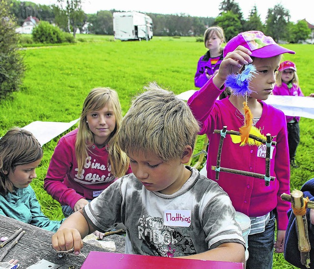 Bilderrahmen aus Holzstcken werden be...rk in der Kreativwerkstatt gebastelt.   | Foto: Rademacher