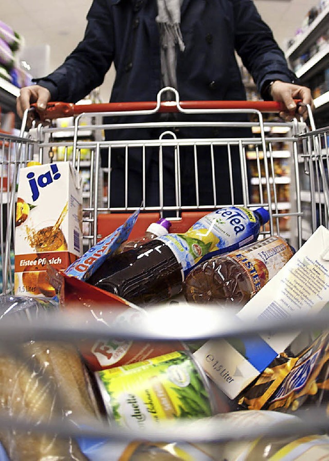 Das starke Geschlecht  im Supermarkt: Mann schiebt einen  Einkaufswagen   | Foto: dapd