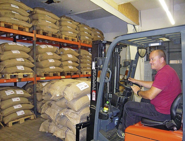 33 Tonnen Rohkaffee sind aus Dikome ei...ins Lager im Kaffeecenter in Langenau.  | Foto: Klaus Brust