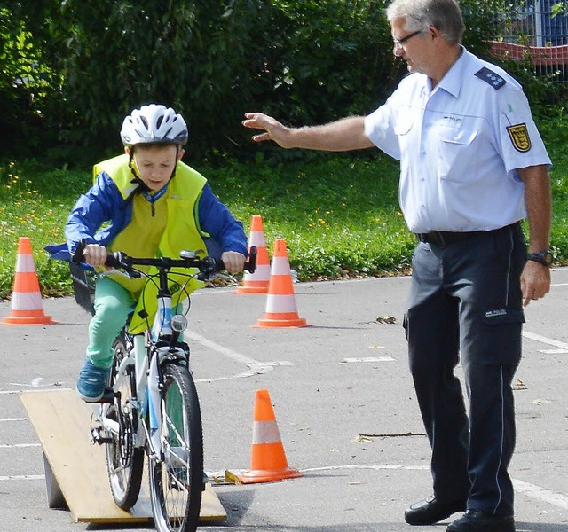 Sicher fuhren  Kinder mit ihren Rdern ber Hindernisse.   | Foto: Diehl