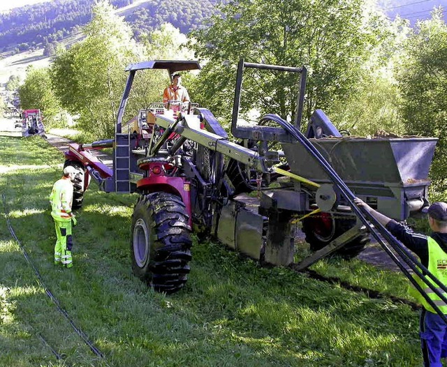 Mit dem Kabelpflug wurde in Bernau ein...e verlegt. Spuren sind kaum zu sehen.   | Foto: Energiedienst