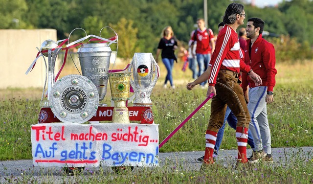 Ob dieser Fan des FC Bayern Mnchen al...spiel mit in die Arena nehmen durfte?   | Foto: dpa