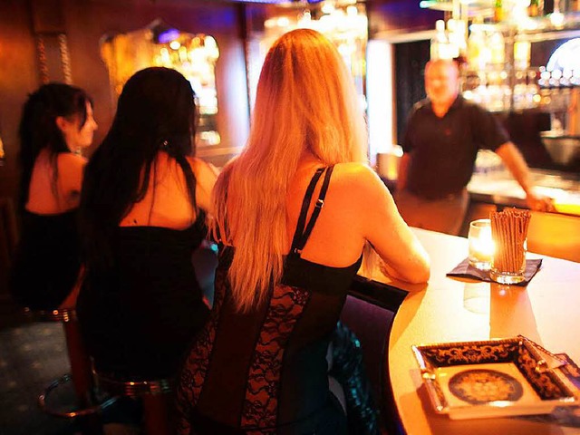 Prostituierte in einem Klner Bordell warten auf Kundschaft.  | Foto: dpa