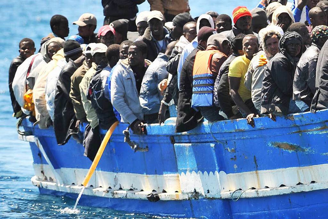 Vollbesetztes Flüchtlingsboot  | Foto: dpa