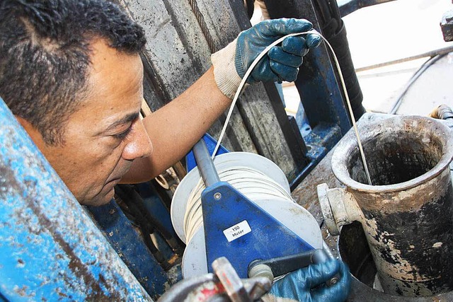 Ganz genau schaut Bakir Husein hin: Im Bohrloch steht ab neun Metern Wasser.  | Foto: Katja Mielcarek