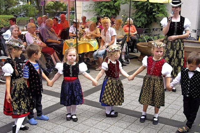 Blumen, Tnze und Musik fr die Senioren