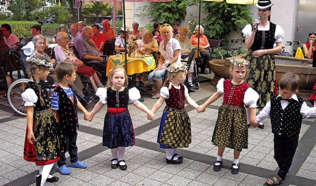 Die Kinder der Glottertler Trachtengr...flegeheim St. Nikolai mit Volkstnzen.  | Foto: zvg