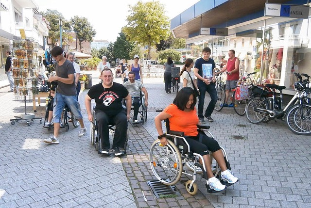 Ungewhnlicher Ausflug: Auszubildende ... erkunden Bad Krozingen im Rollstuhl.   | Foto: privat
