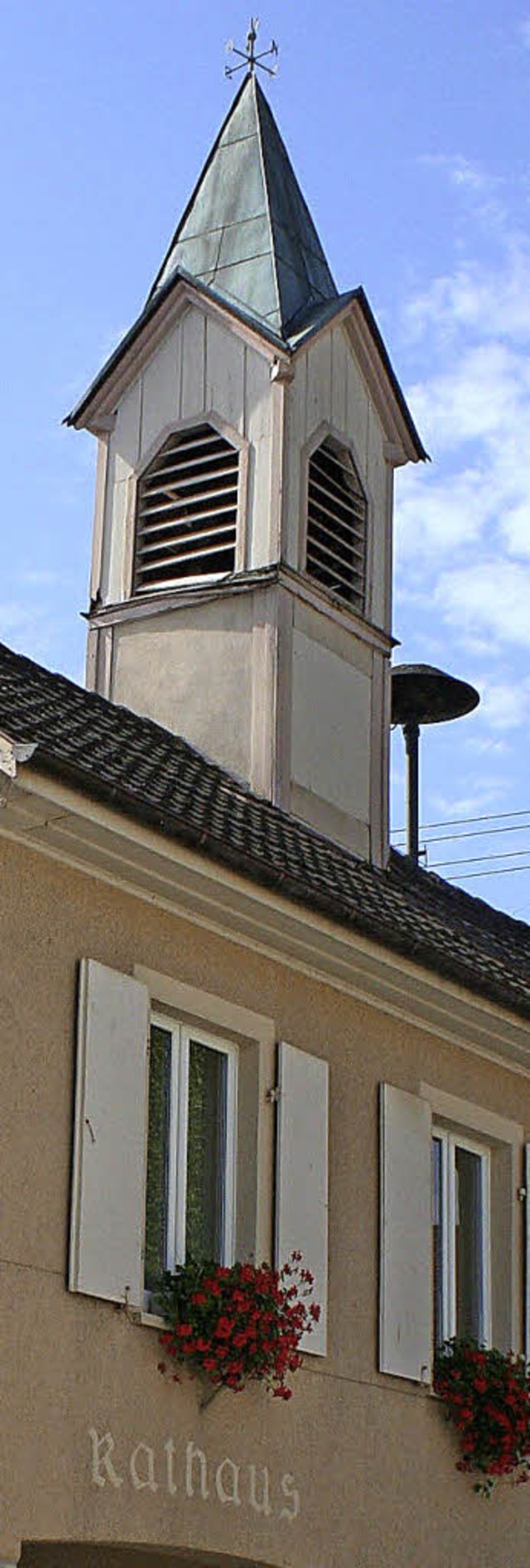 Der Glockenturm auf dem Huttinger Rathaus bedarf dringend der Sanierung.  | Foto: Reinhard Cremer
