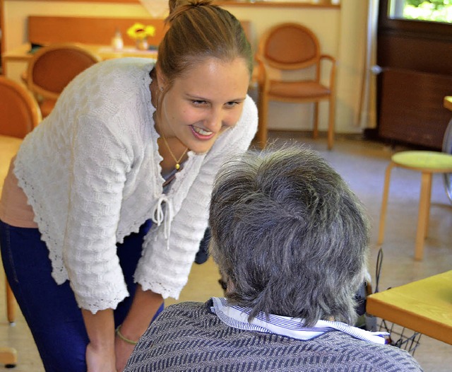 Laura Malus spricht mit der Frau, die ...enheim jeden zweiten Samstag betreut.   | Foto: Babeck-Reinsch