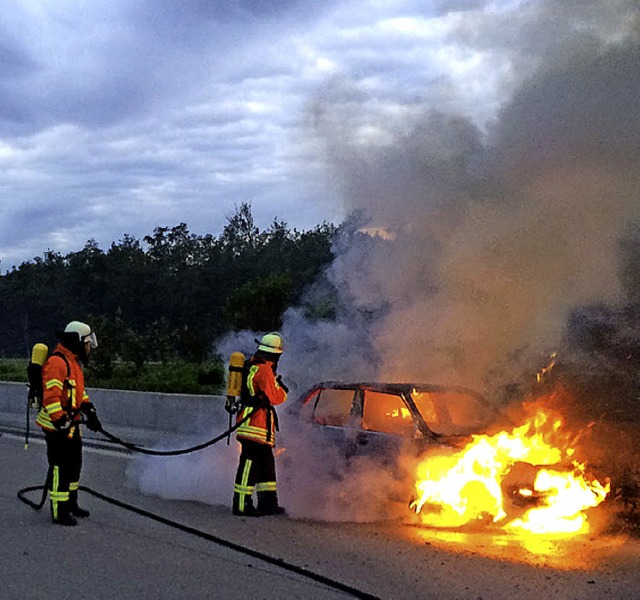 Nach der Kollision mit  den Leitplanken fing ein BMW auf der A5 Feuer.   | Foto: Feuerwehr Offenburg