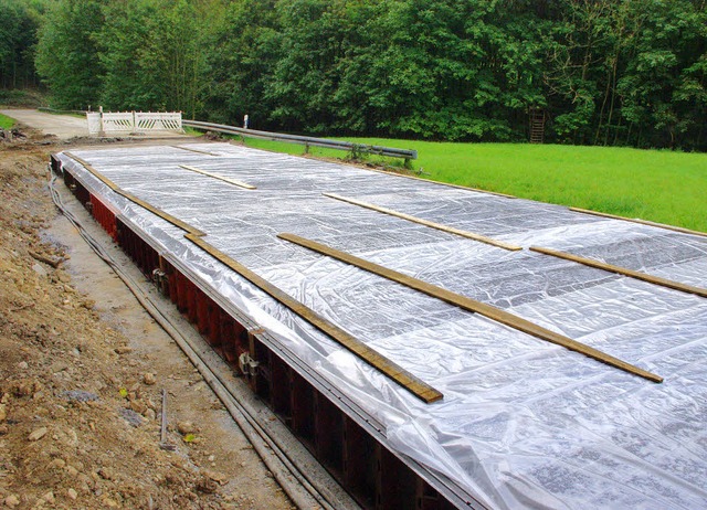 Mit Folie abgedeckt ist die neue Brck... Wasser in das Bauwerk eindringen kann  | Foto: Rolf Reimann