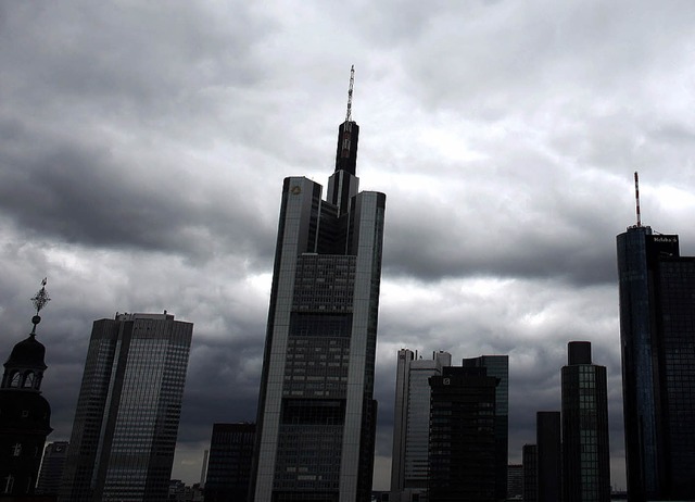 Die im Dunkeln sieht man nicht. Die Frankfurter Skyline.   | Foto: dpa