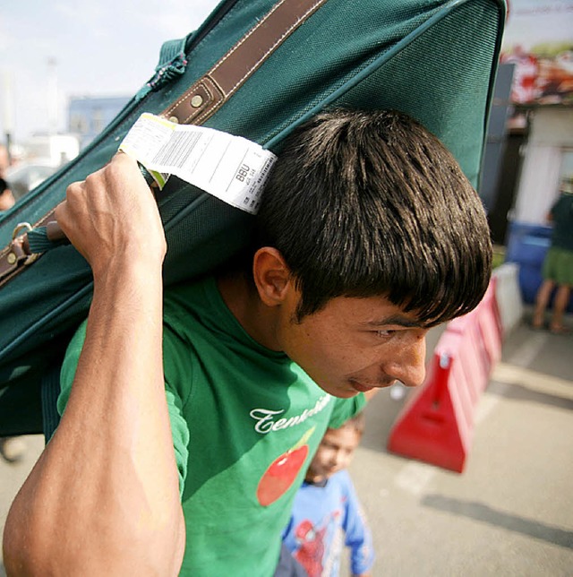 Junger Roma bei der Abschiebung  | Foto: usage Germany only, Verwendung nur in Deutschland