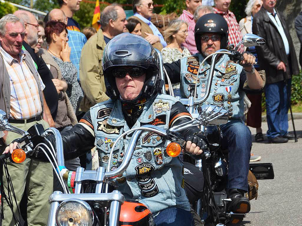 Knatterten am Sonntag lautstark  auf ihren Motorrdern bers Fest:  Harley- und Horex-Freunde