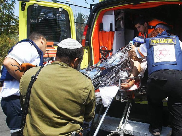 Nicht jede Rakete aus Gaza kann abgefa...erden: Verwundeter Israeli in Ashkelon  | Foto: AFP
